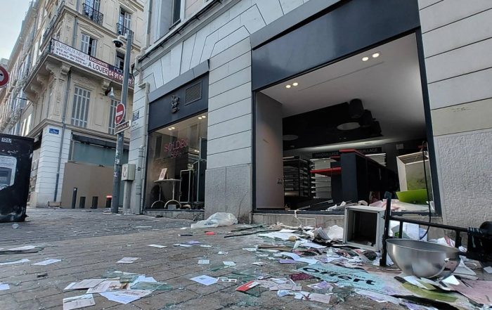 Medidas e ajudas para as empresas afectadas pelos motins de julho de 2023 - aides-commercant-apres-emeutes - Ereputação empresarial - Comerciante